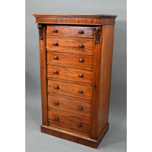 685 - An Edwardian mahogany seven drawer Wellington chest with turned wood handles, on a plinth base, 66 x... 