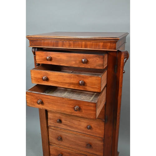 685 - An Edwardian mahogany seven drawer Wellington chest with turned wood handles, on a plinth base, 66 x... 