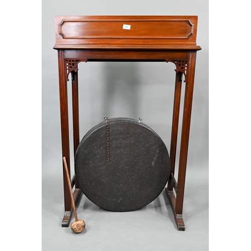 715 - An early 20th century Chippendale Revival walnut gong stand, with heavy patinated brass gong, to/wit... 