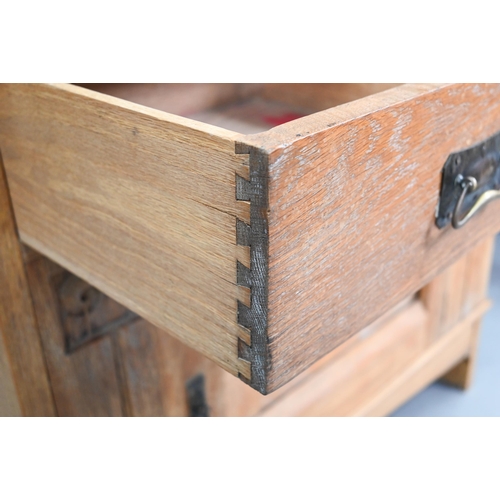 752 - An early 20th century Arts & Crafts mirror backed oak sideboard, the bevel edged plate flanked b... 