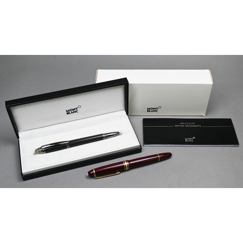 900 - A cased Mont Blanc Starwalker full carbon fineliner pen, with box and paperwork to/w a Mont Blanc Me... 