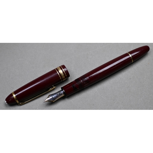 900 - A cased Mont Blanc Starwalker full carbon fineliner pen, with box and paperwork to/w a Mont Blanc Me... 