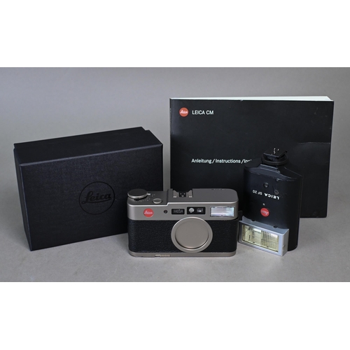 907 - A Leica CM compact film camera to/w original box, manual and Leica SF20 flash, serial no. 2950660, n... 