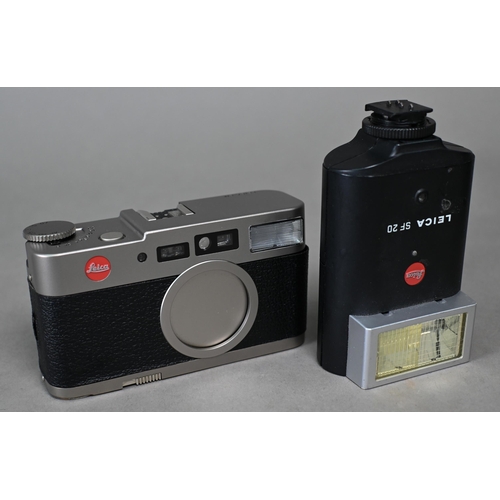 907 - A Leica CM compact film camera to/w original box, manual and Leica SF20 flash, serial no. 2950660, n... 