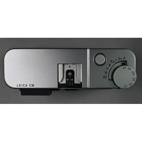 907 - A Leica CM compact film camera to/w original box, manual and Leica SF20 flash, serial no. 2950660, n... 