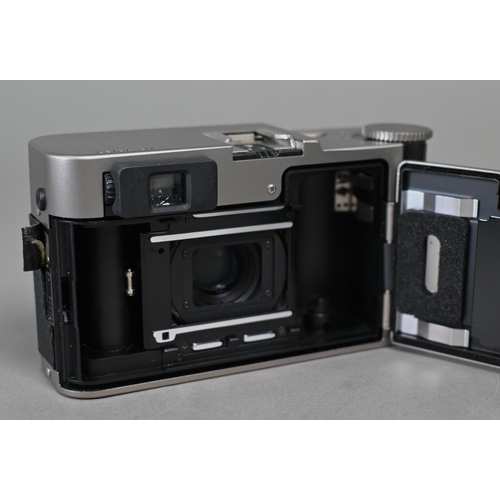 907 - A Leica CM compact film camera to/w original box, manual and Leica SF20 flash, serial no. 2950660, n... 