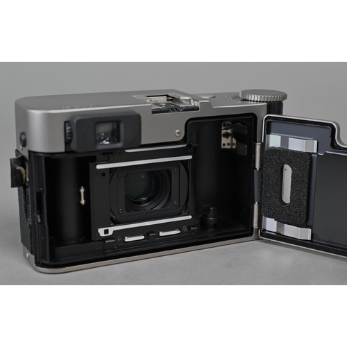 907 - A Leica CM compact film camera to/w original box, manual and Leica SF20 flash, serial no. 2950660, n... 