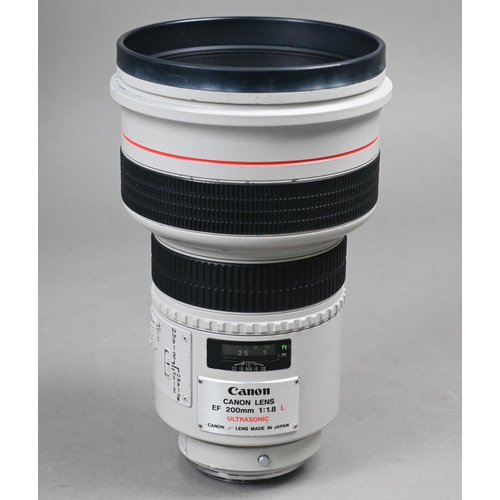 908 - A Canon 200 mm EF 1:1.8L Ultrasonic lens c/w original reinforced flight-case, untested, as found con... 