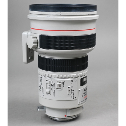 908 - A Canon 200 mm EF 1:1.8L Ultrasonic lens c/w original reinforced flight-case, untested, as found con... 