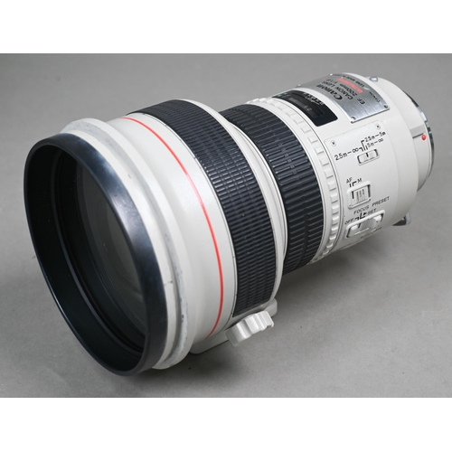 908 - A Canon 200 mm EF 1:1.8L Ultrasonic lens c/w original reinforced flight-case, untested, as found con... 