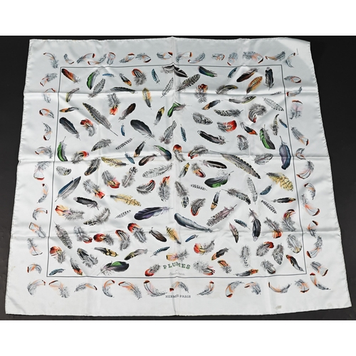 927 - Hermés - Two silk scarves featuring green horses and feathers, rolled edges, one box, 87 x 87 cm (2)... 