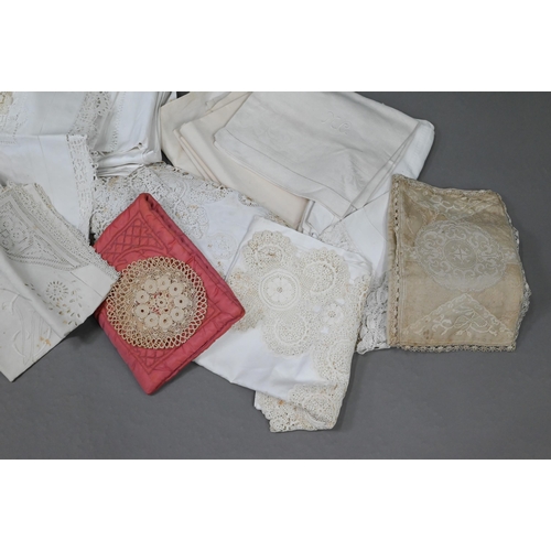 941 - A collection of vintage white table linen including napkins, doilies, table cloths, some monogrammed... 