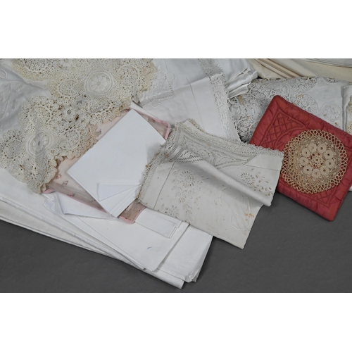 941 - A collection of vintage white table linen including napkins, doilies, table cloths, some monogrammed... 