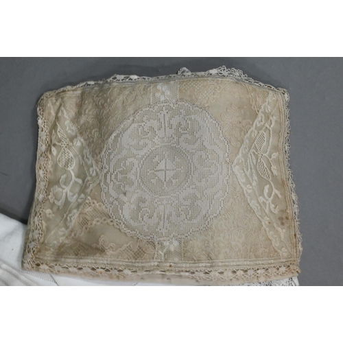 941 - A collection of vintage white table linen including napkins, doilies, table cloths, some monogrammed... 