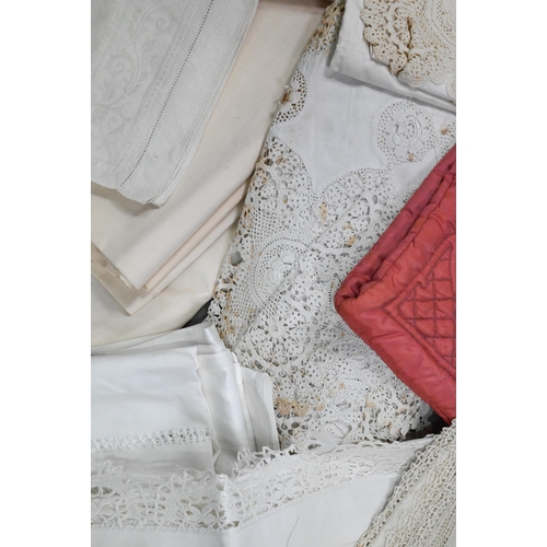 941 - A collection of vintage white table linen including napkins, doilies, table cloths, some monogrammed... 