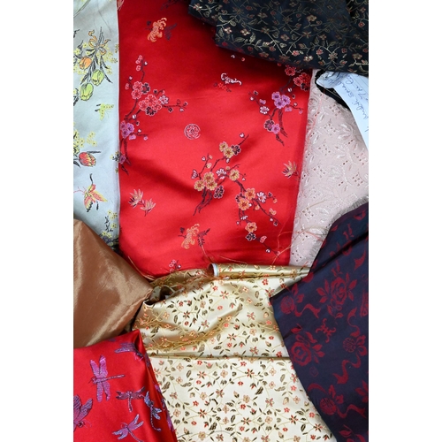 944 - A collection of vintage fabric pieces including Chinese and Indian silks, brocades etc, various size... 