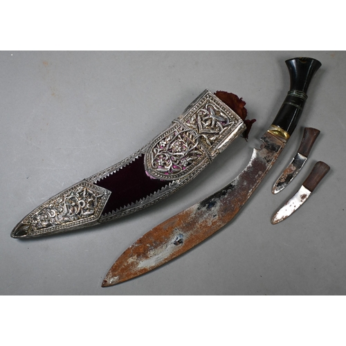 961 - A vintage Nepalese kukri with horn handle, in velvet-covered scabbard with white metal mounts, 45 cm... 