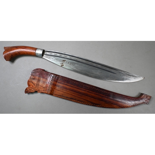 961 - A vintage Nepalese kukri with horn handle, in velvet-covered scabbard with white metal mounts, 45 cm... 