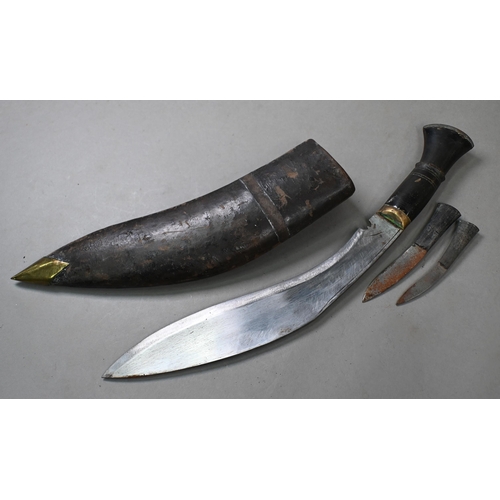 961 - A vintage Nepalese kukri with horn handle, in velvet-covered scabbard with white metal mounts, 45 cm... 