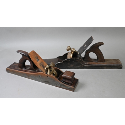 980 - An antique steel and rosewood infill jointer plane with 19 1/2 inch (50 cm) sole, brass adjuster and... 