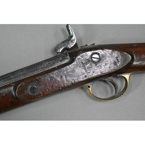 957 - An 1858 pattern 'Tower' musket with percussion action 82 cm barrel, brass-mounted walnut half-stock,... 