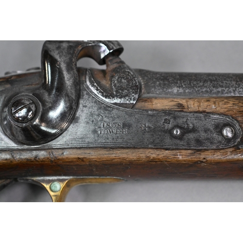 957 - An 1858 pattern 'Tower' musket with percussion action 82 cm barrel, brass-mounted walnut half-stock,... 