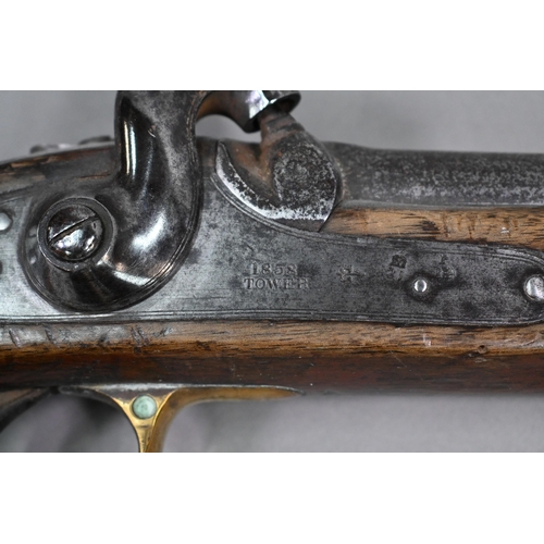 957 - An 1858 pattern 'Tower' musket with percussion action 82 cm barrel, brass-mounted walnut half-stock,... 