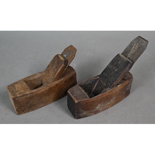 981 - Two antique steel and brass smoothing planes with hardwood infill handles, with '2 In Kenyon, Sheffi... 