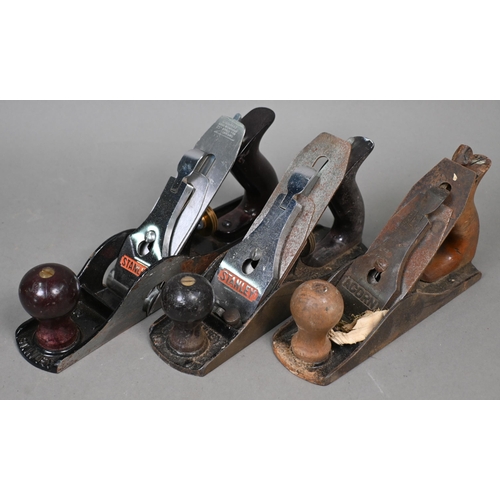 982 - A collection of vintage woodworking bench and special purpose planes including Stanley No.4 and No.1... 