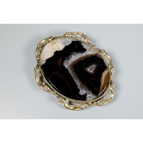 462 - A large oval agate plaque in gilt metal scroll brooch mount (fitting missing), 7.8 x 5.6cm (the agat... 