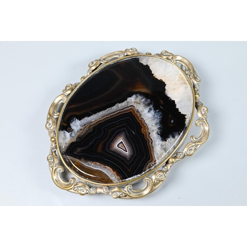 462 - A large oval agate plaque in gilt metal scroll brooch mount (fitting missing), 7.8 x 5.6cm (the agat... 