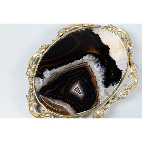 462 - A large oval agate plaque in gilt metal scroll brooch mount (fitting missing), 7.8 x 5.6cm (the agat... 