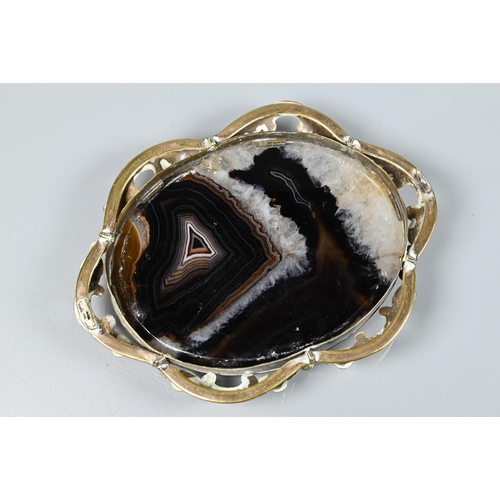 462 - A large oval agate plaque in gilt metal scroll brooch mount (fitting missing), 7.8 x 5.6cm (the agat... 