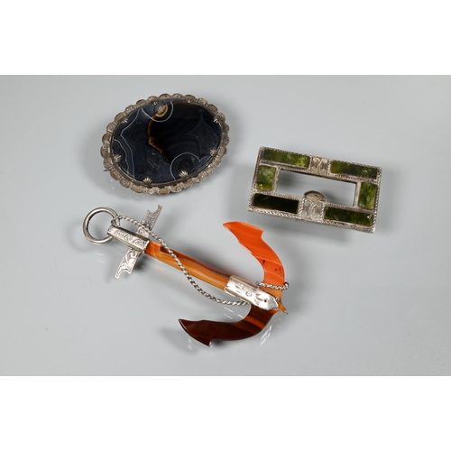 463 - A Victorian agate and silver fouled anchor brooch (a/f) to/w an oval agate plaque and a green hardst... 