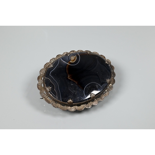 463 - A Victorian agate and silver fouled anchor brooch (a/f) to/w an oval agate plaque and a green hardst... 