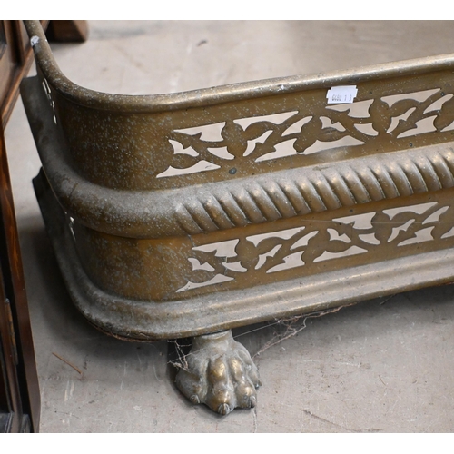 163 - An antique pierced brass fender on lion paw feet, 98 cm wide x 22 cm deep internal measurement