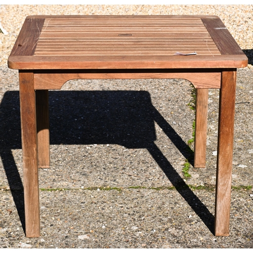 206 - A modern teak square garden table (legs removable), 91 x 91 x 74 cm high