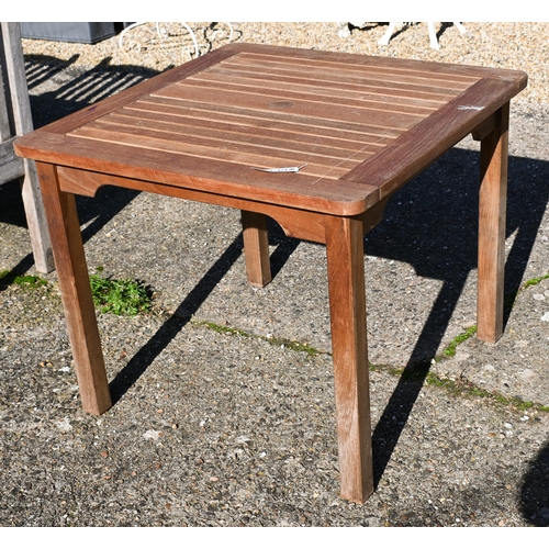 206 - A modern teak square garden table (legs removable), 91 x 91 x 74 cm high