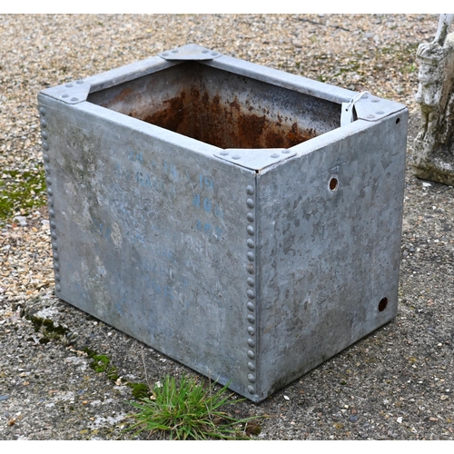 207 - A small weathered galvanised water tank suitable as a garden planter, 61 cm x 43 cm x 47 cm h