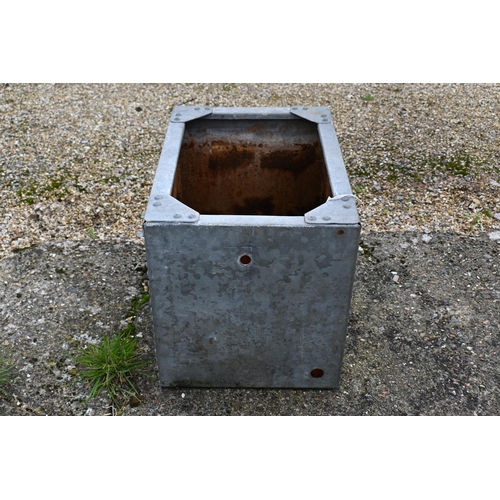 207 - A small weathered galvanised water tank suitable as a garden planter, 61 cm x 43 cm x 47 cm h