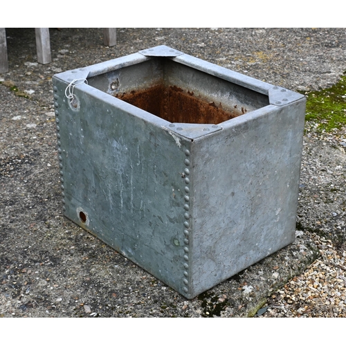 207 - A small weathered galvanised water tank suitable as a garden planter, 61 cm x 43 cm x 47 cm h