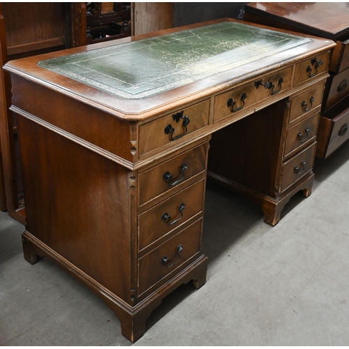 23 - A mahogany twin pedestal desk, a/f 122 cm wide x 62 cm deep x 78 cm high