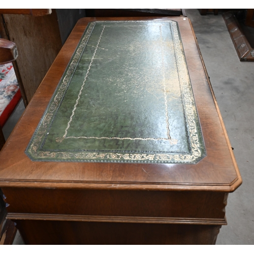 23 - A mahogany twin pedestal desk, a/f 122 cm wide x 62 cm deep x 78 cm high