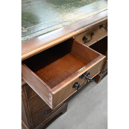 23 - A mahogany twin pedestal desk, a/f 122 cm wide x 62 cm deep x 78 cm high