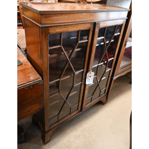 29 - An Edwardian mahogany bookcase with astragal glazed doors enclosing three shelves, on shaped feet, 7... 