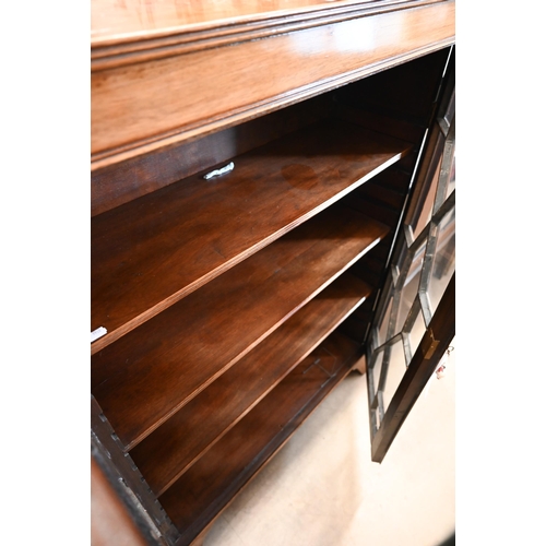 29 - An Edwardian mahogany bookcase with astragal glazed doors enclosing three shelves, on shaped feet, 7... 