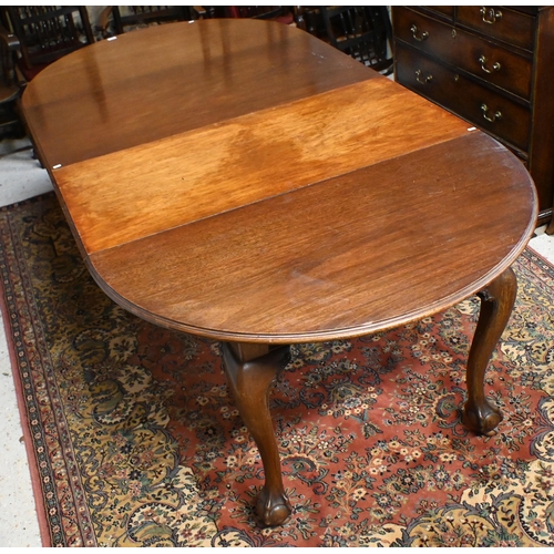 32 - # A mahogany wind-out circular dining table on cabriole supports and claw and ball feet, 124 cm diam... 