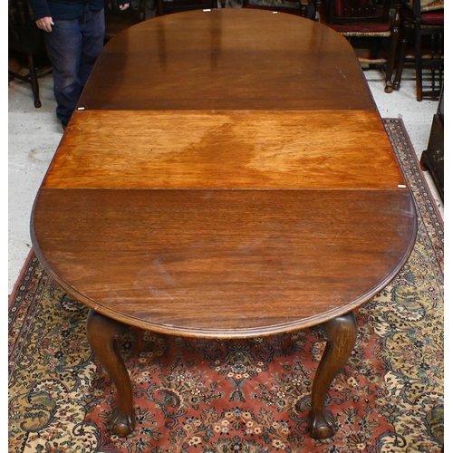 32 - # A mahogany wind-out circular dining table on cabriole supports and claw and ball feet, 124 cm diam... 