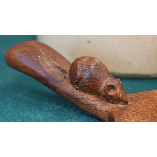 527 - A Thompson of Kilburn (Mouseman) oak cheeseboard with mouse on handle (handle repaired), 37 cm long ... 