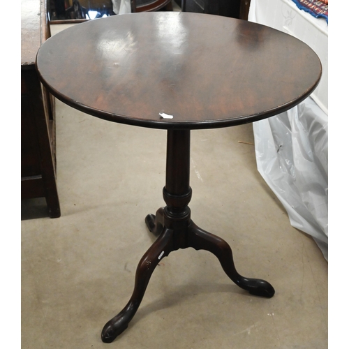 99 - A 19th century mahogany tilt-top occasional table on turned column and triform supports, 62 cm diam ... 